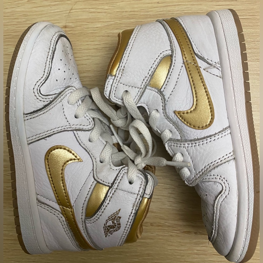 Nike Air Jordan 1 Retro White Metallic 
FD2598-107
Size 10C